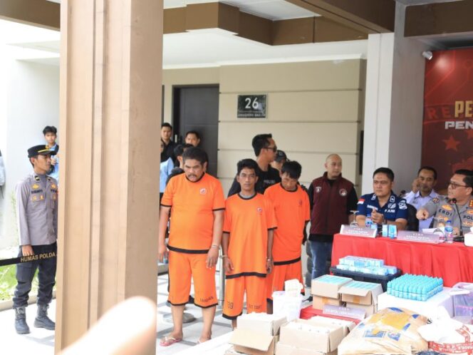 
Modus Baru Narkoba: Pabrik di Tengah Perumahan untuk Malam Tahun Baru