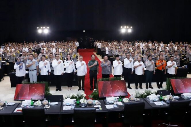 
Kapolri Pastikan Pengamanan dan Masyarakat Terlayani Saat Nataru 2025