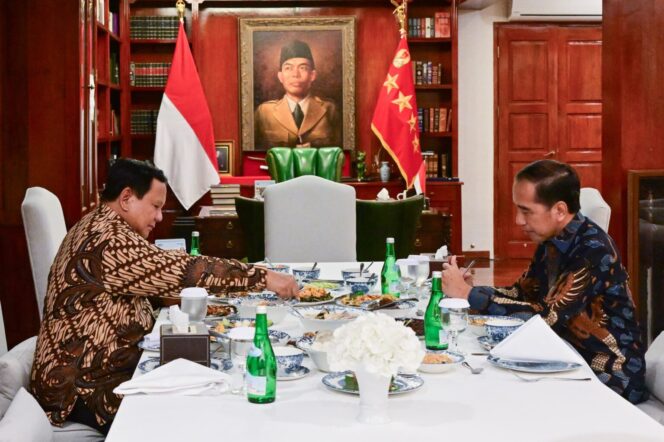 
Presiden Prabowo Makan Malam Bersama Presiden ke-7 RI Jokowi di Kertanegara