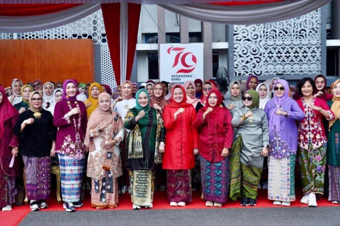 
Semarakkan Peringatan Hari Ibu 2024, DWP Sumsel Gelar Parade Kebaya