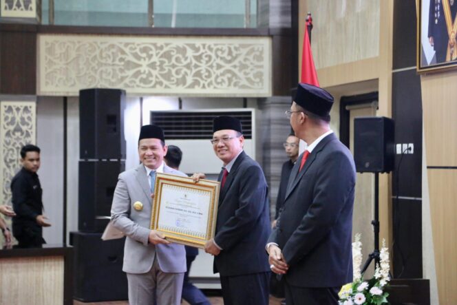 
Pj Gubernur Sumsel Elen Setiadi Lantik Anggota Komisi Informasi Sumsel Periode 2024-2028