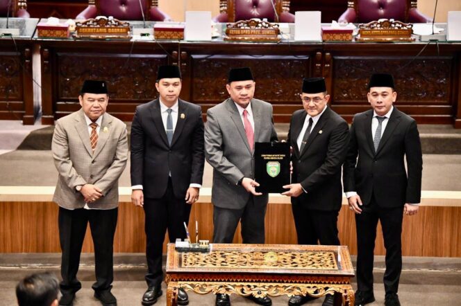 
					DPRD Tandatangani Berita Acara Penetapan HDCU Sebagai Pasangan Calon Gubernur dan Wagub Sumsel Terpilih 2025-2030