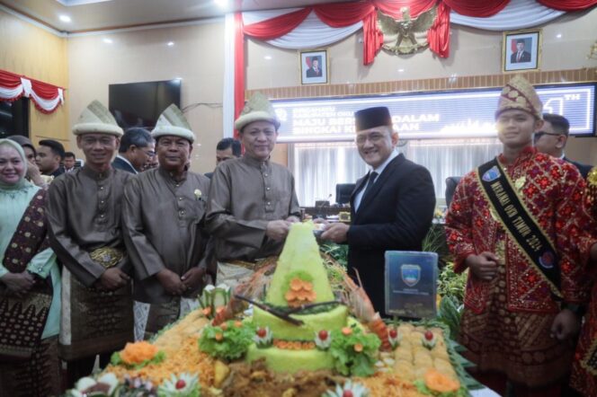 
Sekda Sumsel Edward Candra Hadiri Paripurna Hari Jadi OKU Timur Ke-21 Tahun 2025