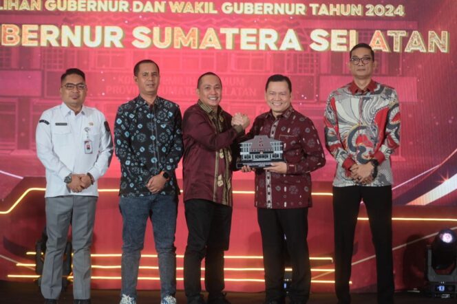
Berkontribusi Penuh Sukseskan Pilkada Serentak 2024, Pj Gubernur Elen Setiadi Terima Penghargaan dari KPU Sumsel