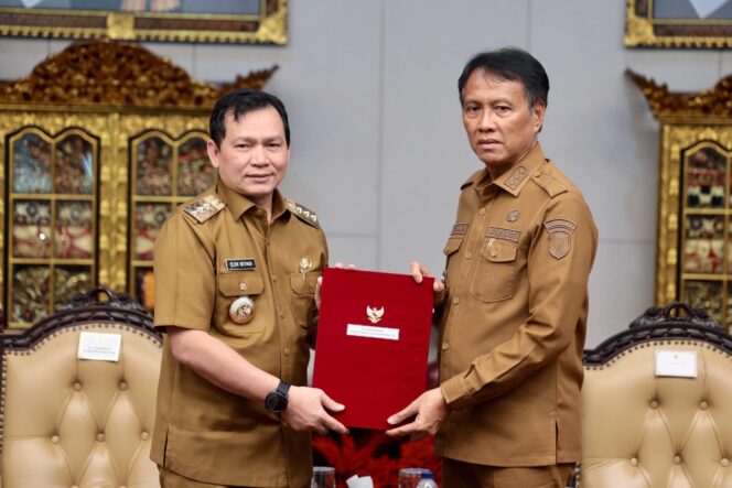 
					Pj Gubernur Elen Setiadi Serahkan SK Perpanjangan Pj Bupati OKI