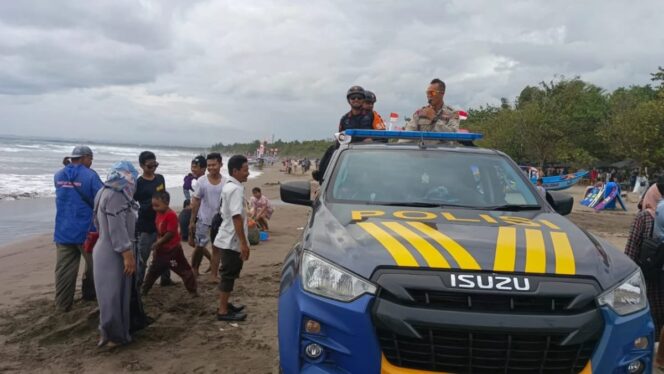 
Anggota Polsek Pagerageung Rela Berkorban Selamatkan Wisatawan di Pantai Pangandaran