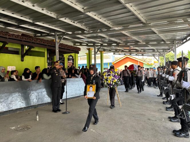 
Kapolri Berikan Kenaikan Pangkat Anumerta Kepada Bripka Andithya
