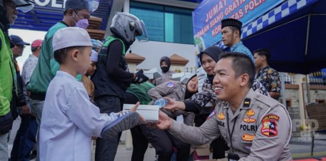 
Masyarakat Apresiasi Pelaksanaan Program Jumat Berkah yang Digelar Korlantas Polri
