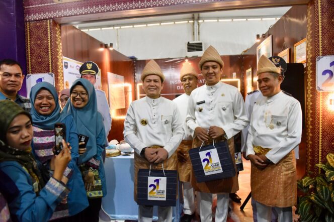 
Pj Gubernur Elen Setiadi Tinjau Langsung Kegiatan Expo HUT Ke-21 Ogan Ilir 