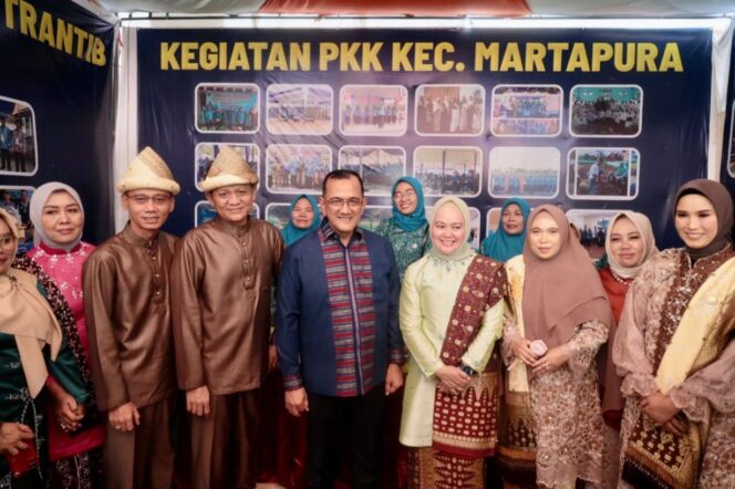 
Sekda Sumsel Edward Candra Dengan Resmi Membuka Bazar UMKM dan Pasar Murah Meriahkan HUT Ke 21 Tahun OKU Timur 