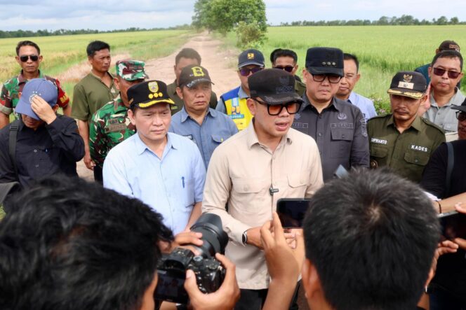 
					Pj Gubernur Elen Setiadi Dampingi Wamendagri Tinjau Saluran Irigasi Pertanian di Tanjung Lago Banyuasin