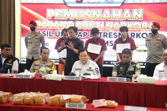 
Pj Gubernur Elen Setiadi Apresiasi Polda Sumsel Berhasil Amankan Tiga Tersangka Beserta BB 49,64 Kg Sabu-Sabu