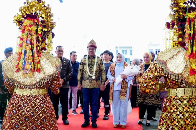 
Tiba di Bandara SMB II Palembang, Cik Ujang Terima Surat Penunjukan Plt Gubernur Sumsel