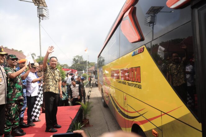
25 Bus Mudik Gratis Mengangkut 880 Penumpang Dilepas Keberangkatannya Oleh Cik Ujang
