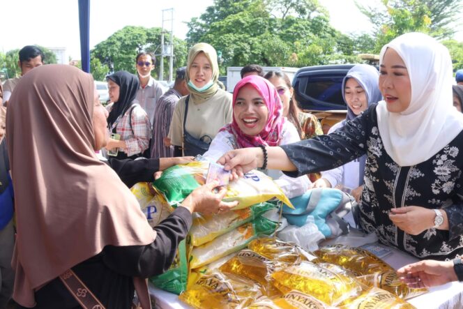 
Bantu Warga Penuhi Kebutuhan, Feby Deru Buka Operasi Pasar Ramadan 2025