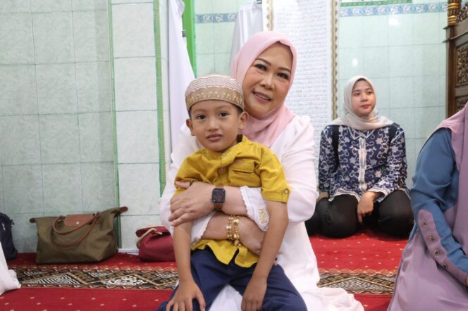 
					Ketua TP PKK Sumsel Feby Deru Bersama Pengajian EECM Santuni 40 Anak Yatim
