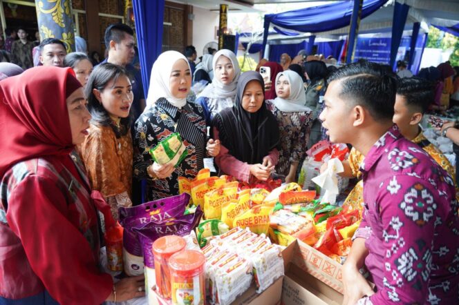 
Feby Deru Buka Kriya Sriwijaya Ramadan Sale dan Operasi Pasar Ramadan 2025