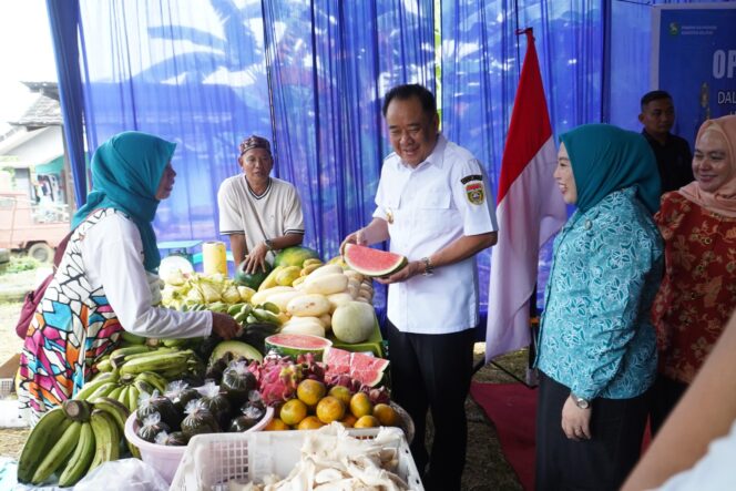 
Cik Ujang Tinjau Operasi Pasar Murah di Sukamaju Sako