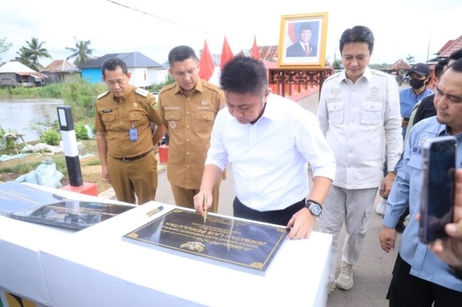 
Herman Deru Resmikan Jembatan Air Lais dan Trans SP Tanah Abang