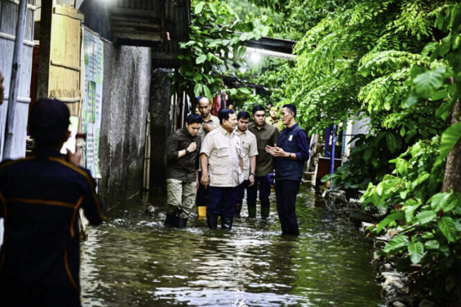 
					Prabowo Tinjau Warga Terdampak Banjir di Bekasi