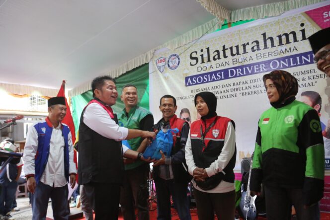 
Ratusan Anggota ADO Sumsel Sumringah Dapat Bingkisan Ramadhan dari Herman Deru