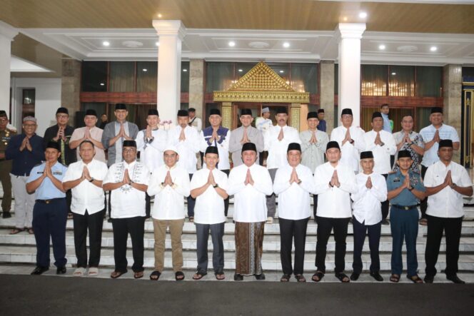 
Buka Puasa Bareng Forkopimda, TNI-Polri dan Tokoh Agama, Herman Seru: Penting Kita Jaga Ukhuwah dan Keakraban