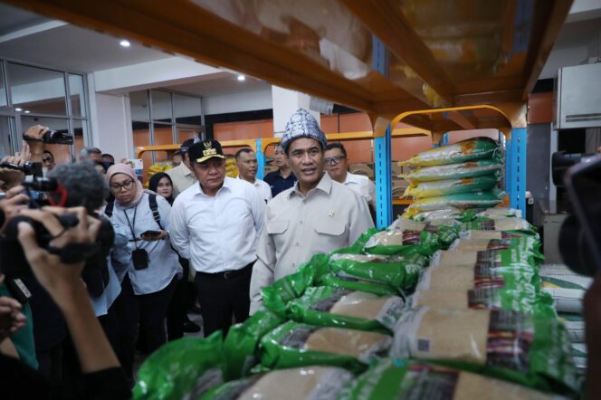 
Herman Deru Dampingi Mentan Amran Sulaiman Tinjau Operasi Pangan Murah di Kantor Pos Merdeka Palembang