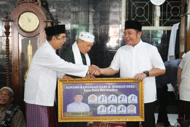 
Gubernur Herman Deru Safari Salat Jumat di Masjid Raudhatul Jannah Ario Kemuning