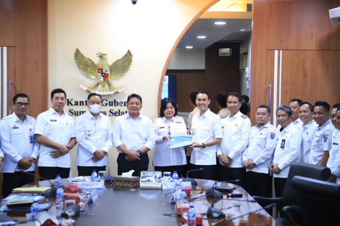 
Herman Deru Bersama Cik Ujang Simak Paparan Bupati OKI Terkait Usulan BKBK Kepada Pemprov Sumsel 2025