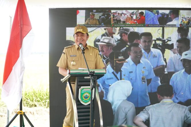 
Panen Raya Serentak Bersama Presiden, Gubernur Herman Deru Salurkan Bantuan Simbolis Kepada Kelompok Tani