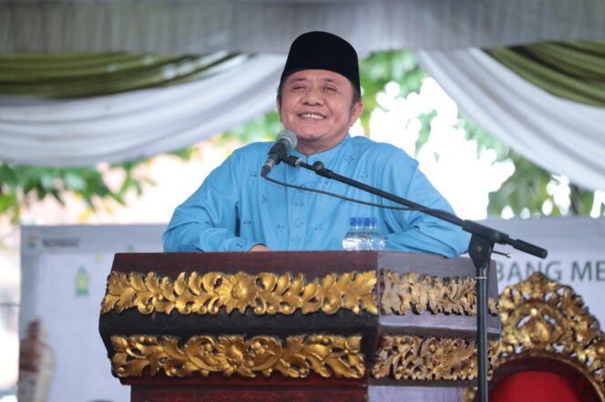 
Herman Deru Bersama Ribuan Jamaah se-Kota Palembang Salat Idul Fitri di Masjid Agung