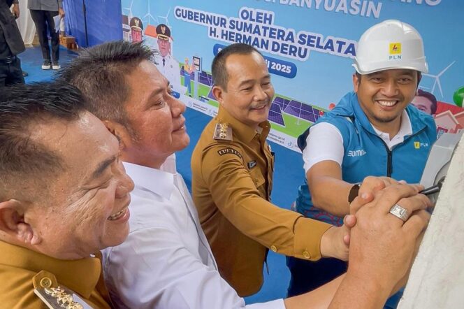 
Herman Deru Wujudkan Impian Warga 7 Kecamatan di Muba Terang Benderang Nikmati Listrik PLN