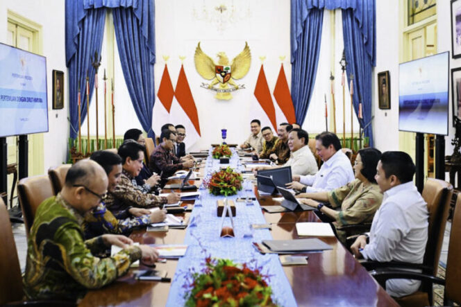 
Presiden Prabowo Bahas Respons Ekonomi Global dan Kebijakan Tarif bersama Jajaran Kabinet