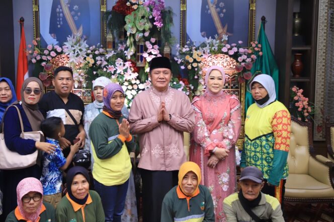 
Ribuan Masyarakat, Driver Ojol dan Petugas Kebersihan Ramai-ramai Hadiri Open House Gubernur Herman Deru