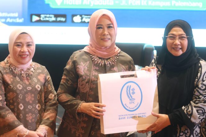 
Ketua TP PKK Sumsel Feby Deru Hadiri Seminar Parenting dan Talkshow IIPK BSB