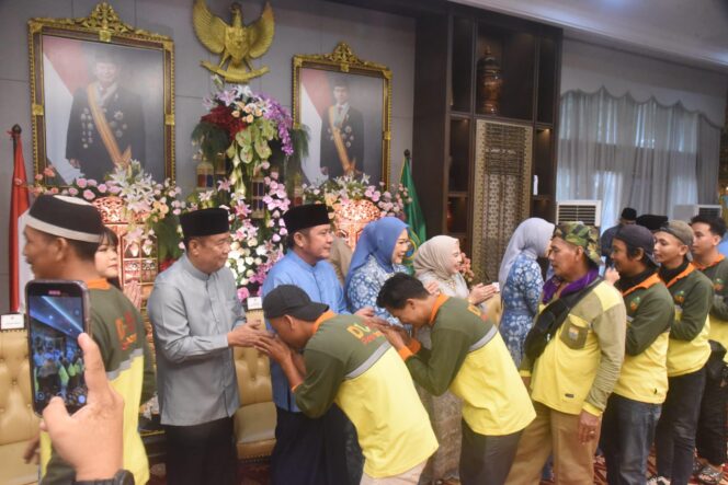 
Eratkan Silaturahmi, Ribuan Warga Datangi Griya Agung Hadiri Open House Gubernur dan Wagub Sumsel