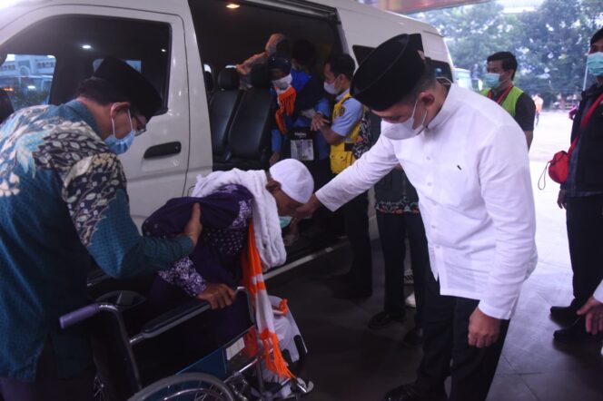 
					Sekda Sumsel Edward Candra Sambut Hangat Kepulangan Jemaah Haji Kloter Pertama OKU Timur