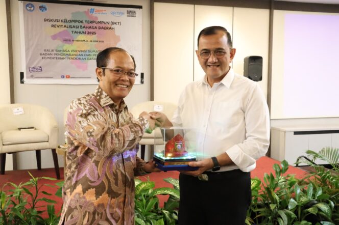 
					Sekda Sumsel Edward Candra Buka Diskusi Revitalisasi Bahasa Daerah: Cegah Kepunahan, Jaga Identitas