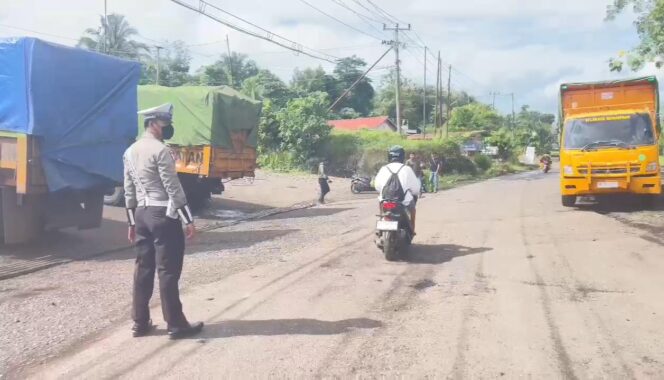 
					Truk Batubara Mogok, Lalin Macet 5 Km