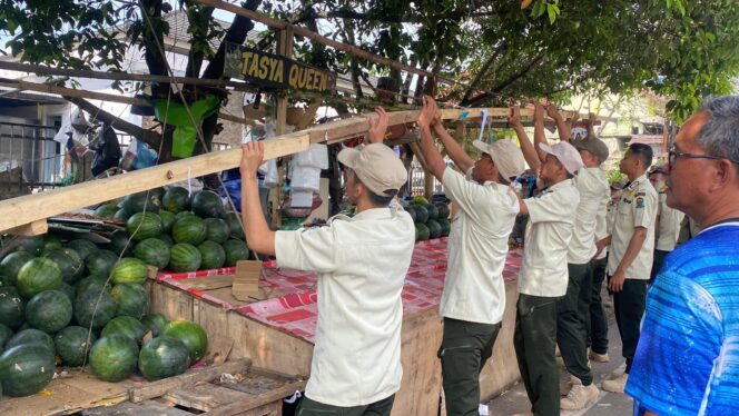
					Tegakkan Perda, Lapak Pedagang Kaki Lima Dibongkar
