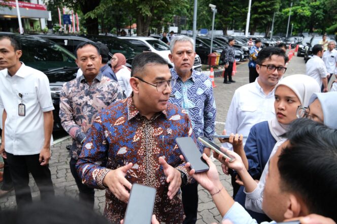 
					Pemerintah Serahkan 1.120 Sertipikat Tanah untuk Transmigran di Sukabumi, Wamen Ossy: Ini Pengakuan Negara