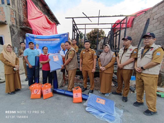 
					Gubernur Sumsel Serahkan Bantuan Logistik untuk Korban Kebakaran di Tiga Lokasi di Palembang