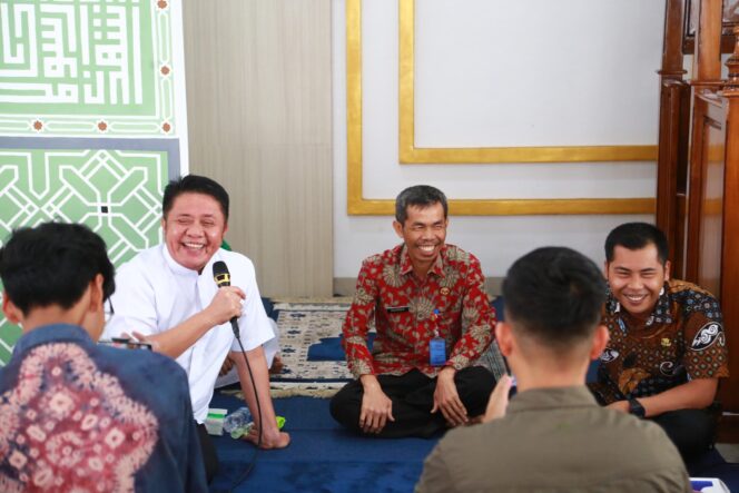 
					Usai Shalat Jumat Berjamaah di Kantor, Herman Deru Dengarkan Curhat Para Pegawai