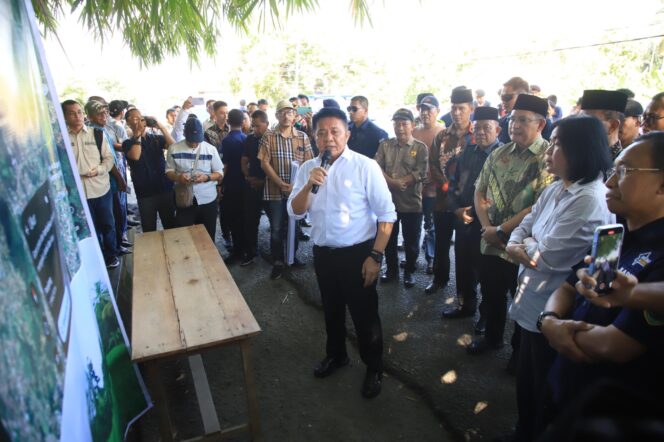 
Percepat Penanganan Banjir, Herman Deru Tinjau Lokasi Pembuatan Kolam Retensi di Jalan Gotong Royong OKU