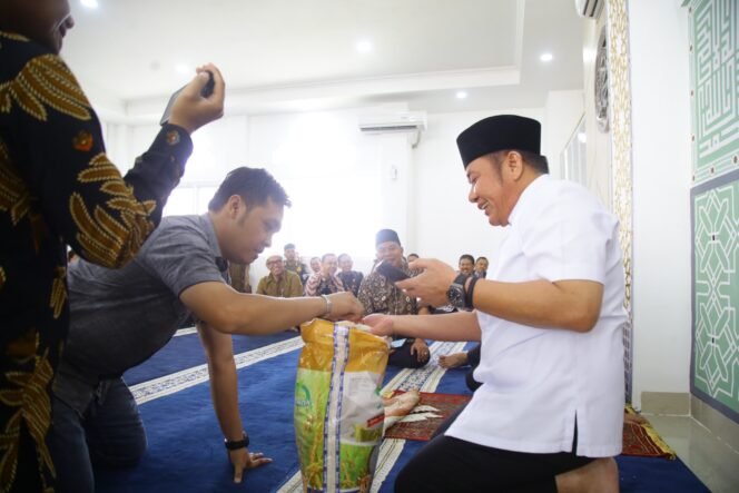 
Distribusi Beras Premium untuk ASN dan Honorer, Herman Deru Tegaskan Komitmen Serap Hasil Petani