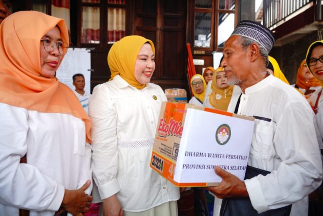 
Ketua BKOW Sumsel Lidyawati Cik Ujang Tinjau dan Bantu Warga Terdampak Kebakaran di Seberang Ulu I