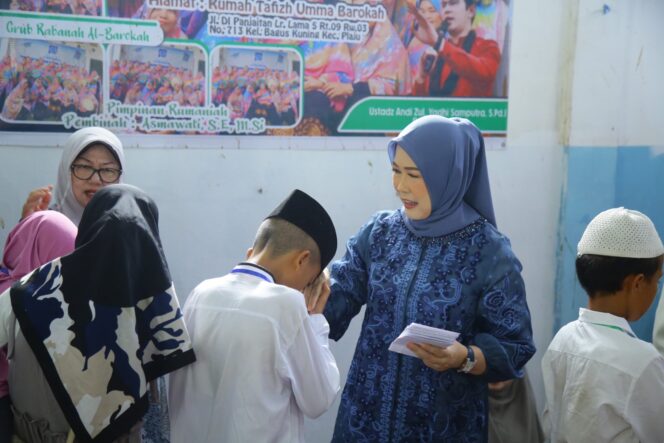 
					Ketua TP PKK Sumsel Feby Deru Santuni Anak Yatim Piatu dan Kaum Dhuafa Pada Momen Peringatan Tahun Baru Islam 1447 Hijriah