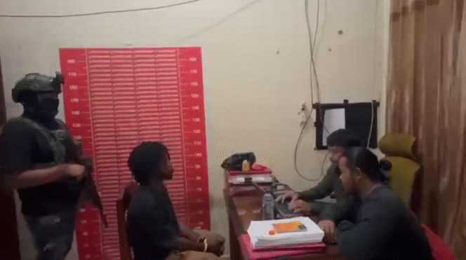 
Satgas Ops Damai Cartenz Interogasi Pelaku Penganiayaan dan Pembunuhan di Yahukimo