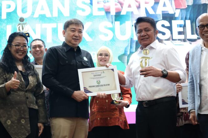
					Komitmen Dukung Kesetaraan Perempuan, Herman Deru Terima Penghargaan dari Gapki dan Tribun Sumsel