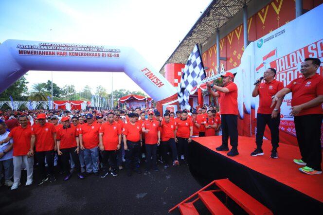 
Herman Deru Lepas Ribuan Peserta Jalan Santai HUT RI, Jadi Wadah Silaturahmi ASN Pemprov Sumsel